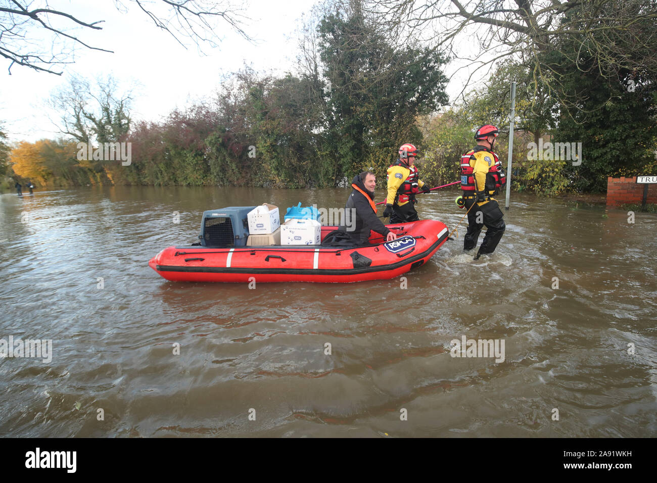 Retter ziehen einem Boot durch Hochwasser in Fishlake, Doncaster. Der Premierminister ist, den Vorsitz zu führen, des Emergency Committee der Regierung nach schweren Überschwemmungen in Teilen des Landes, wo der Regen schließlich erwartet wird heute Nachmittag zu erleichtern. Stockfoto