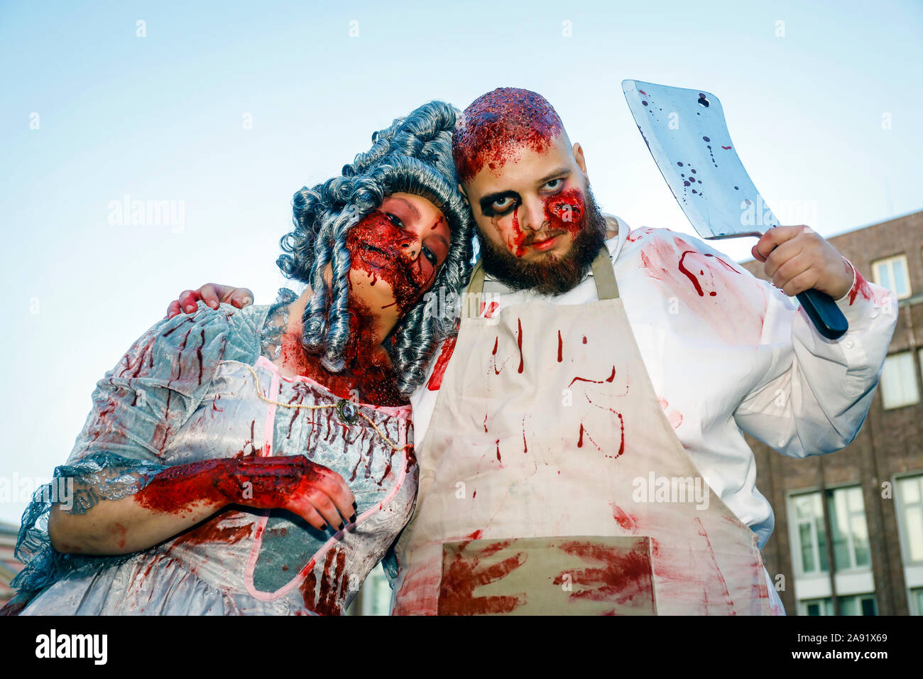 Essen, Ruhrgebiet, Nordrhein-Westfalen, Deutschland - Zombie walk auf Halloween am Abend in der Essener Innenstadt. Essen, Ruhrgebiet, Nordrhein-Westfalen, DE Stockfoto