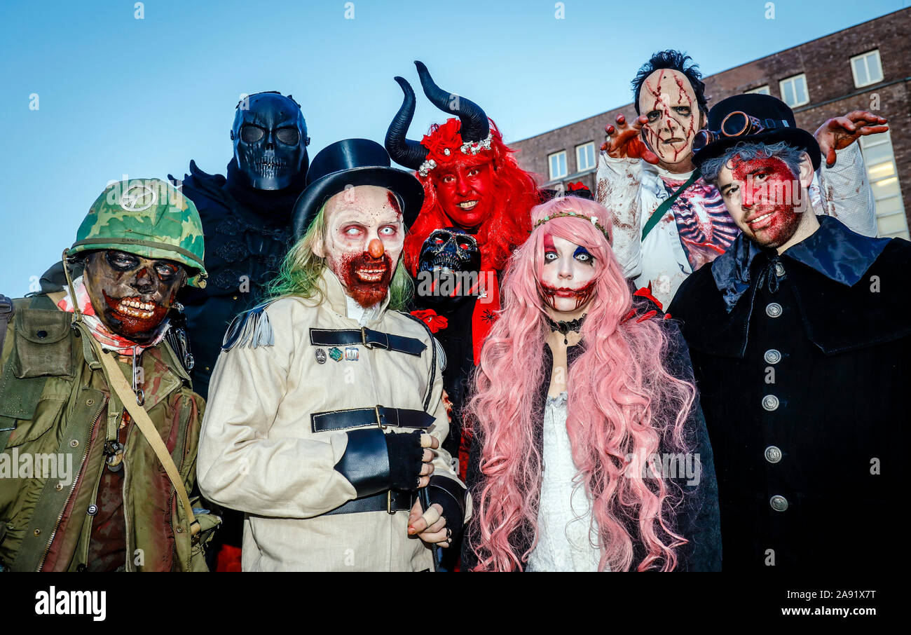 Essen, Ruhrgebiet, Nordrhein-Westfalen, Deutschland - Zombie walk auf Halloween am Abend in der Essener Innenstadt. Essen, Ruhrgebiet, Nordrhein-Westfalen, DE Stockfoto