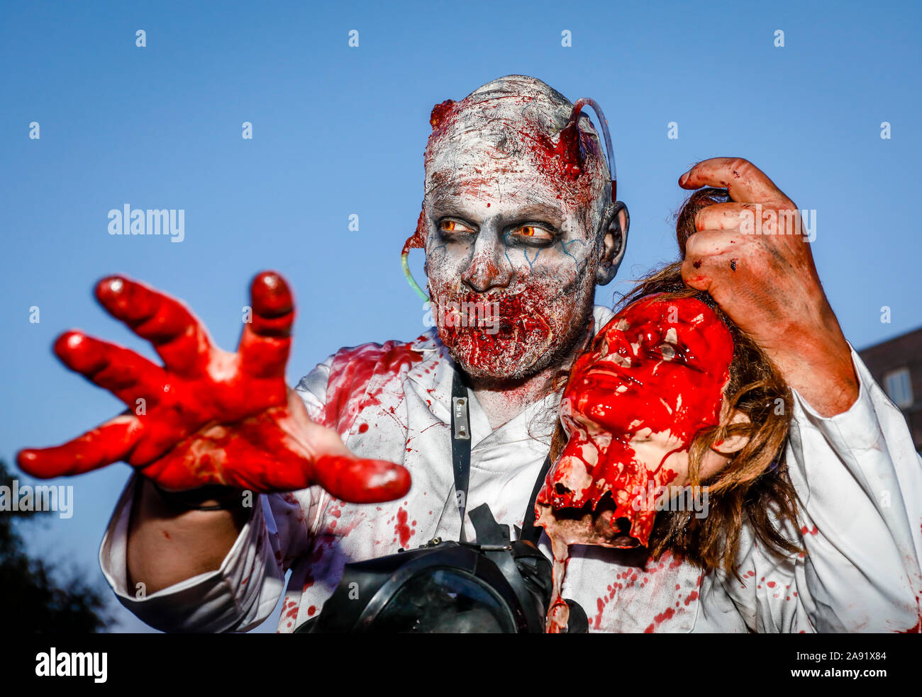 Essen, Ruhrgebiet, Nordrhein-Westfalen, Deutschland - Zombie walk auf Halloween am Abend in der Essener Innenstadt. Essen, Ruhrgebiet, Nordrhein-Westfalen, Deu Stockfoto