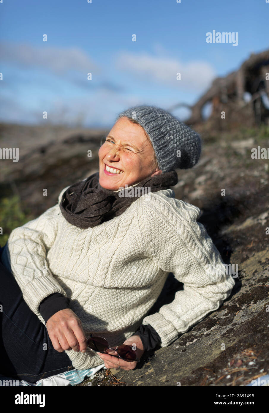 Lächelnde Frau Entspannung im Freien Stockfoto