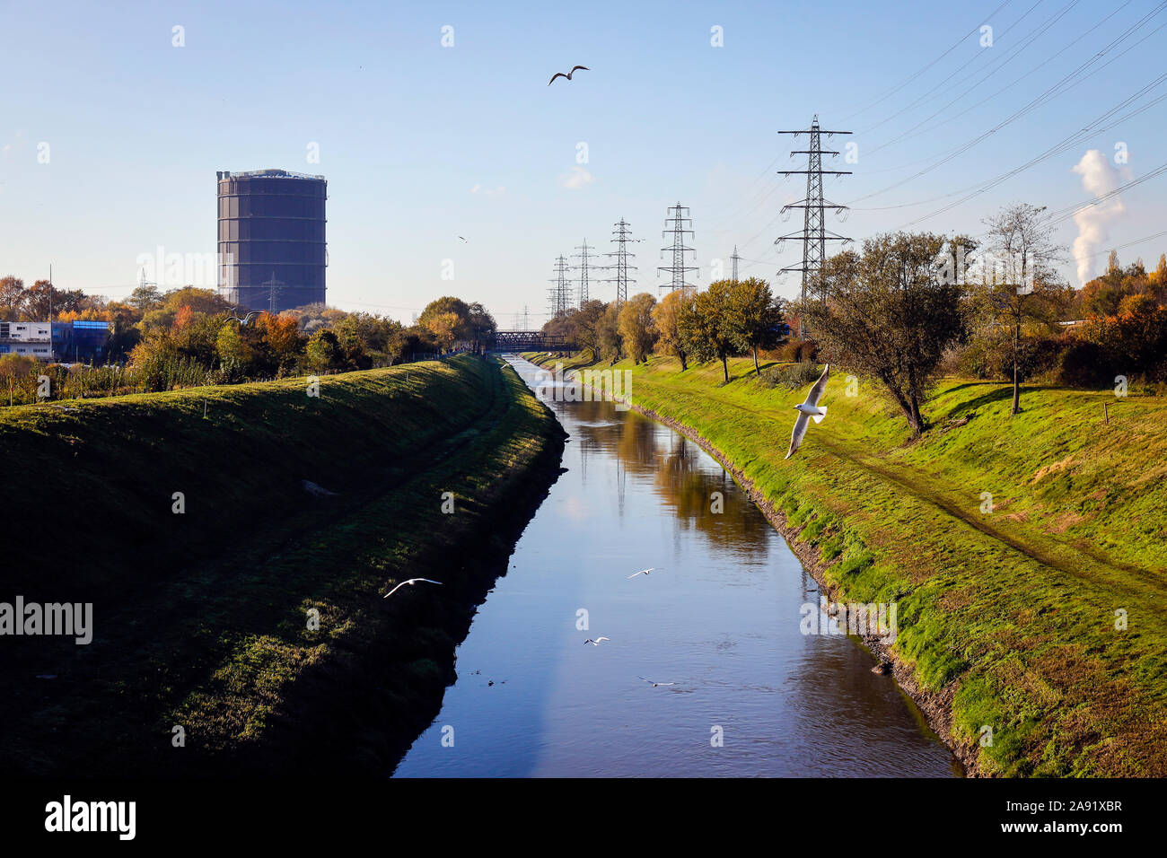 Oberhausen, Ruhrgebiet, Nordrhein-Westfalen, Deutschland - Emscher, in dieser noch nicht renaturiert Fluss Abschnitt noch Abwasser wird entlassen, mit dem Em Stockfoto