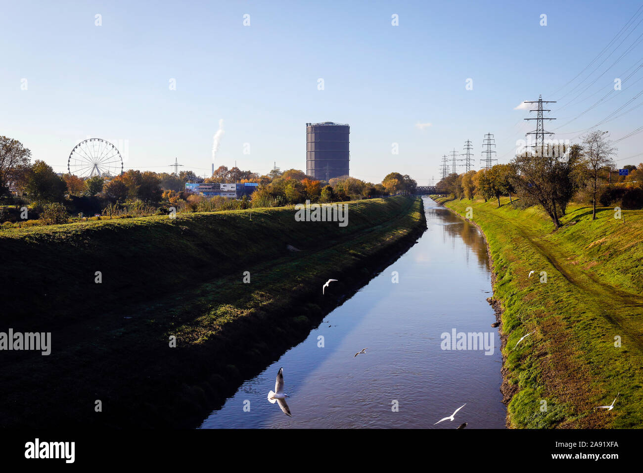 Oberhausen, Ruhrgebiet, Nordrhein-Westfalen, Deutschland - Emscher, in diesem Abschnitt des Flusses, die noch nicht in die Kanalisation gelangen renaturiert worden ist noch in d Stockfoto