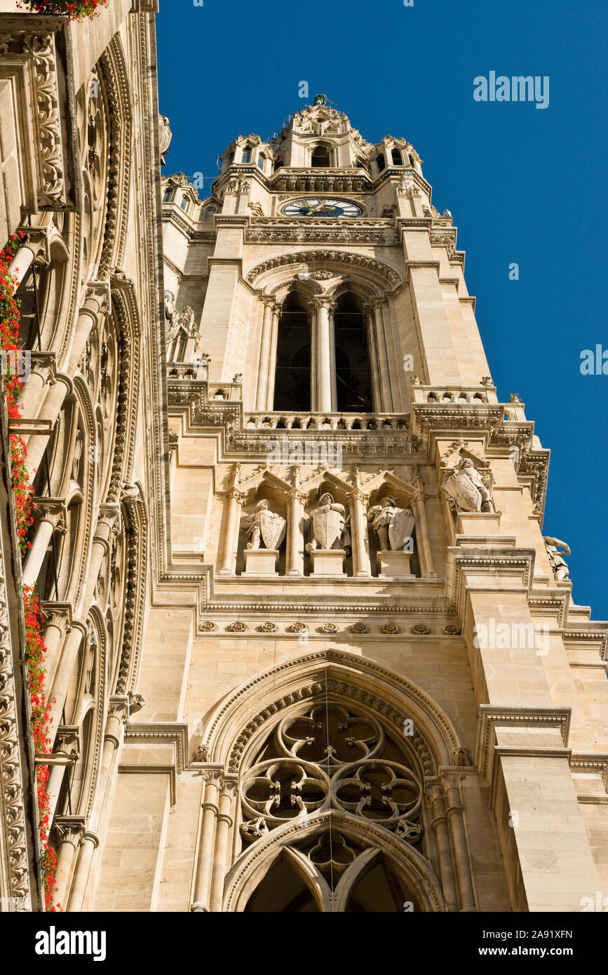 Architektonische Details der Turm des Wiener Rathaus Stockfoto