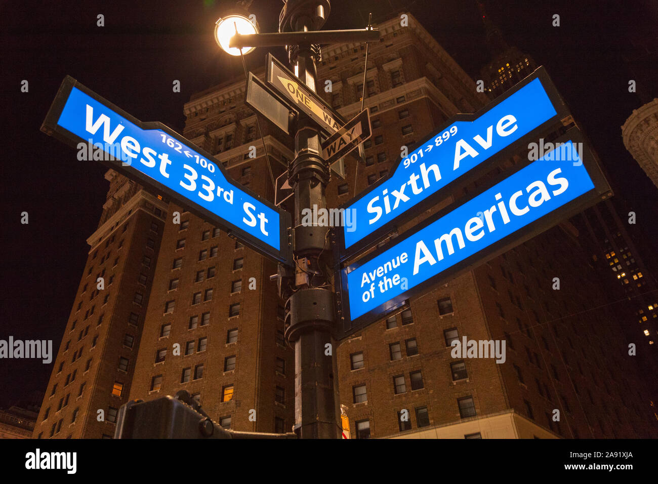 Die Sixth Avenue Zeichen in der Nacht, Midtown, New York City, Vereinigte Staaten von Amerika. Stockfoto