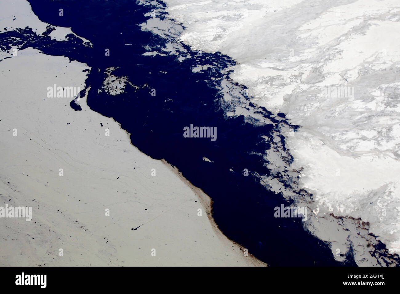 Detail aus einer der enormen Bergeteiche in Fort McMurray in Alberta, Kanada. Die Teiche sind unter der größte Mann, Strukturen in der Welt, die mehr als 175 Quadratkilometern. Sie stellen eine zusätzliche Herausforderung an die Oil Sands Produktion: auch nach Ende der Produktion, kann es bis zu 30 Jahre für den Schlick, die in den Teichen bis zu trocknen. Das kontaminierte Wasser ist giftig für alle Lebewesen. Die Athabasca Oil Sands Kaution gehört zu den größten in der Welt. Die Bitumen, auch allgemein namens tar (tar sands), enthält viele Kohlenwasserstoffe, sondern ist notorisch schwer zu extrahieren. Für jeden Stockfoto