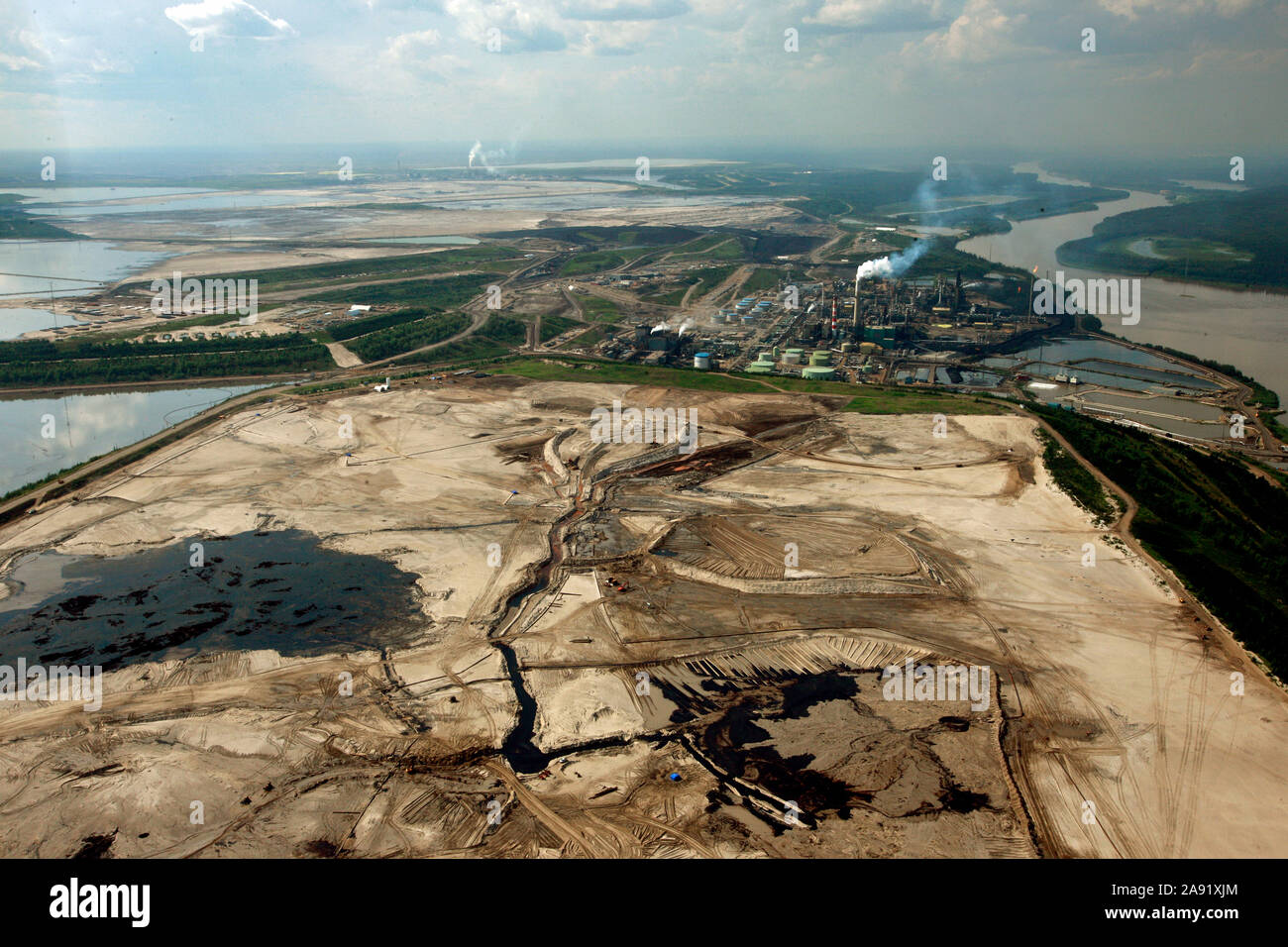 Ausgrabungen von Öl Sand an einem der Öl sand Gruben in Fort McMurray in Alberta, Kanada. Die Athabasca Oil Sands Kaution gehört zu den größten in der Welt. Die Bitumen, auch allgemein namens tar (tar sands), enthält viele Kohlenwasserstoffe, sondern ist notorisch schwer zu extrahieren. Auf 100 BTU von Energie gewonnen, 70 BTU ist in den Prozess verloren. Allein im Jahr 2011, der Ölsand in Kanada produziert 55 Millionen Tonnen "Treibhausgasemissionen". Die acht Prozent der gesamten Emissionen Kanadas. Stockfoto