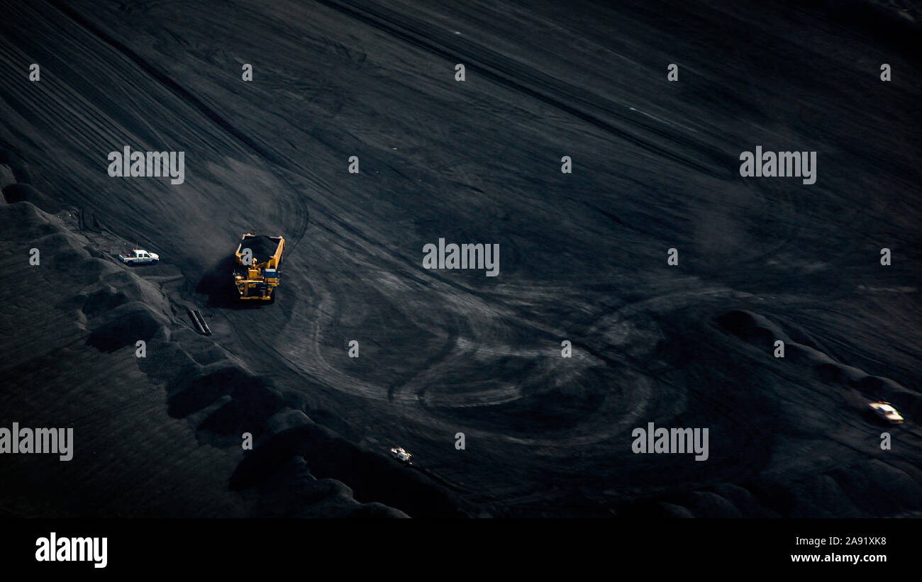 Bitumen reiche Öl Sand ist bis zur Verarbeitung in einem der Öl sand Gruben in Fort McMurray in Alberta, Kanada abgeholt. Die Athabasca Oil Sands Kaution gehört zu den größten in der Welt. Die Bitumen, auch allgemein namens tar (tar sands), enthält viele Kohlenwasserstoffe, sondern ist notorisch schwer zu extrahieren. Auf 100 BTU von Energie gewonnen, 70 BTU ist in den Prozess verloren. Allein im Jahr 2011, der Ölsand in Kanada produziert 55 Millionen Tonnen "Treibhausgasemissionen". Die acht Prozent der gesamten Emissionen Kanadas. Stockfoto