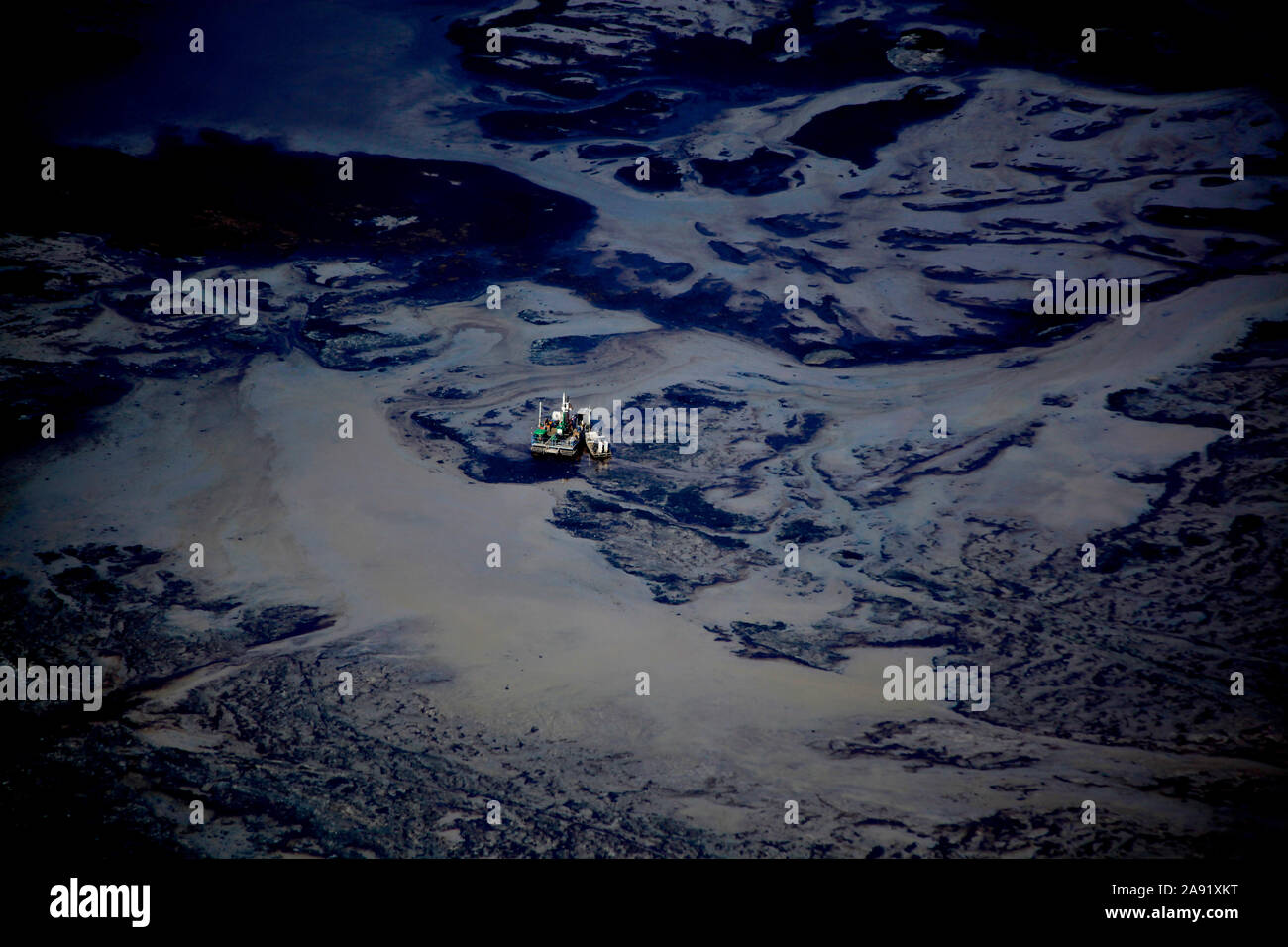 Detail aus einer der enormen Bergeteiche in Fort McMurray in Alberta, Kanada. Die Teiche sind unter der größte Mann, Strukturen in der Welt, die mehr als 175 Quadratkilometern. Sie stellen eine zusätzliche Herausforderung an die Oil Sands Produktion: auch nach Ende der Produktion, kann es bis zu 30 Jahre für den Schlick, die in den Teichen bis zu trocknen. Das kontaminierte Wasser ist giftig für alle Lebewesen. Die Athabasca Oil Sands Kaution gehört zu den größten in der Welt. Die Bitumen, auch allgemein namens tar (tar sands), enthält viele Kohlenwasserstoffe, sondern ist notorisch schwer zu extrahieren. Für jeden Stockfoto