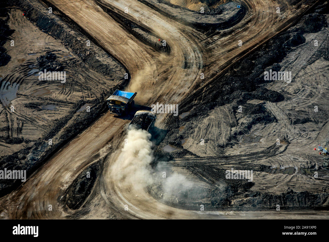 Ausgrabungen von Öl Sand an einem der Öl sand Gruben in Fort McMurray in Alberta, Kanada. Die Athabasca Oil Sands Kaution gehört zu den größten in der Welt. Die Bitumen, auch allgemein namens tar (tar sands), enthält viele Kohlenwasserstoffe, sondern ist notorisch schwer zu extrahieren. Auf 100 BTU von Energie gewonnen, 70 BTU ist in den Prozess verloren. Allein im Jahr 2011, der Ölsand in Kanada produziert 55 Millionen Tonnen "Treibhausgasemissionen". Die acht Prozent der gesamten Emissionen Kanadas. Stockfoto
