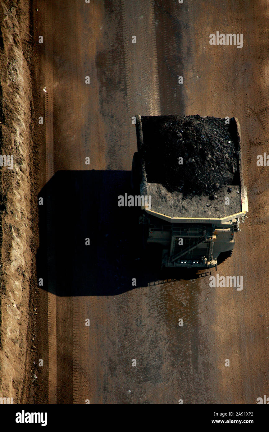 Ausgrabungen von Öl Sand an einem der Öl sand Gruben in Fort McMurray in Alberta, Kanada. Die Athabasca Oil Sands Kaution gehört zu den größten in der Welt. Die Bitumen, auch allgemein namens tar (tar sands), enthält viele Kohlenwasserstoffe, sondern ist notorisch schwer zu extrahieren. Auf 100 BTU von Energie gewonnen, 70 BTU ist in den Prozess verloren. Allein im Jahr 2011, der Ölsand in Kanada produziert 55 Millionen Tonnen "Treibhausgasemissionen". Die acht Prozent der gesamten Emissionen Kanadas. Stockfoto