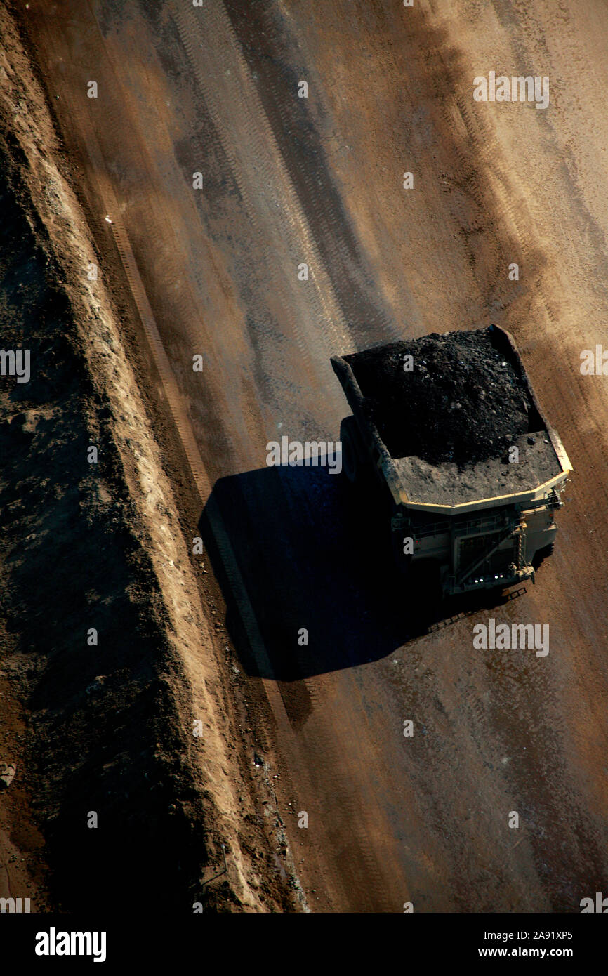 Ausgrabungen von Öl Sand an einem der Öl sand Gruben in Fort McMurray in Alberta, Kanada. Die Athabasca Oil Sands Kaution gehört zu den größten in der Welt. Die Bitumen, auch allgemein namens tar (tar sands), enthält viele Kohlenwasserstoffe, sondern ist notorisch schwer zu extrahieren. Auf 100 BTU von Energie gewonnen, 70 BTU ist in den Prozess verloren. Allein im Jahr 2011, der Ölsand in Kanada produziert 55 Millionen Tonnen "Treibhausgasemissionen". Die acht Prozent der gesamten Emissionen Kanadas. Stockfoto