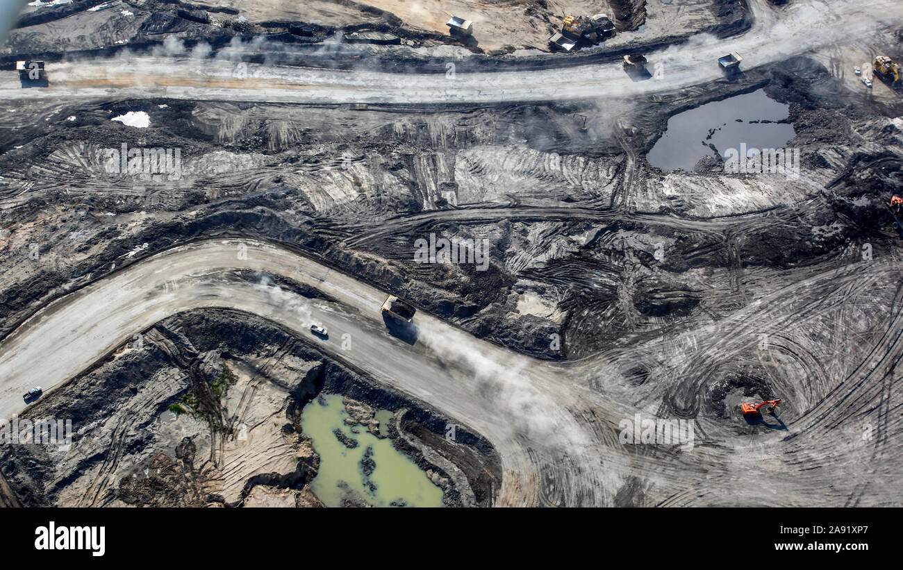 Ausgrabungen von Öl Sand an einem der Öl sand Gruben in Fort McMurray in Alberta, Kanada. Die Athabasca Oil Sands Kaution gehört zu den größten in der Welt. Die Bitumen, auch allgemein namens tar (tar sands), enthält viele Kohlenwasserstoffe, sondern ist notorisch schwer zu extrahieren. Auf 100 BTU von Energie gewonnen, 70 BTU ist in den Prozess verloren. Allein im Jahr 2011, der Ölsand in Kanada produziert 55 Millionen Tonnen "Treibhausgasemissionen". Die acht Prozent der gesamten Emissionen Kanadas. Stockfoto
