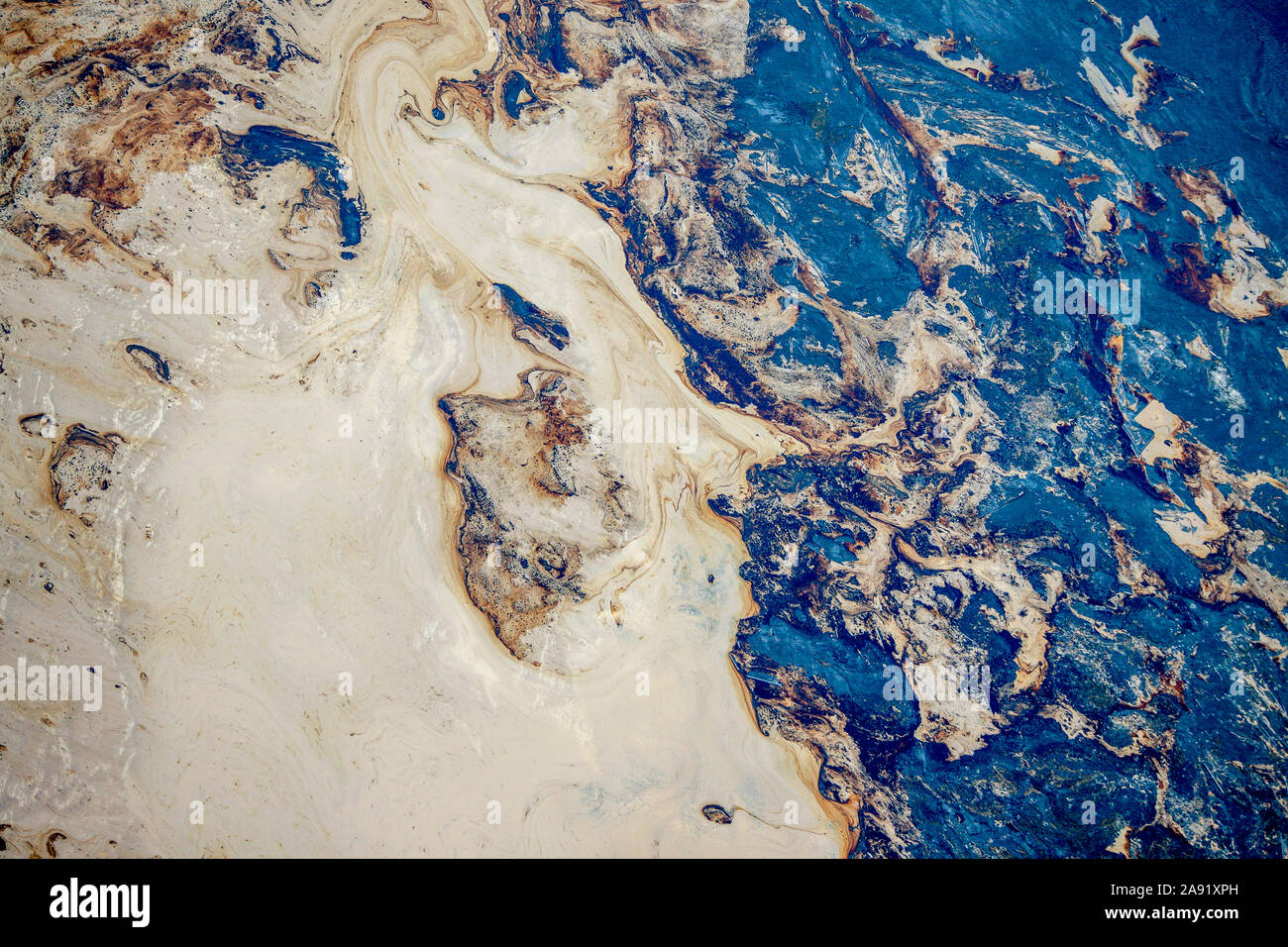 Detail aus einer der enormen Bergeteiche in Fort McMurray in Alberta, Kanada. Die Teiche sind unter der größte Mann, Strukturen in der Welt, die mehr als 175 Quadratkilometern. Sie stellen eine zusätzliche Herausforderung an die Oil Sands Produktion: auch nach Ende der Produktion, kann es bis zu 30 Jahre für den Schlick, die in den Teichen bis zu trocknen. Das kontaminierte Wasser ist giftig für alle Lebewesen. Die Athabasca Oil Sands Kaution gehört zu den größten in der Welt. Die Bitumen, auch allgemein namens tar (tar sands), enthält viele Kohlenwasserstoffe, sondern ist notorisch schwer zu extrahieren. Für jeden Stockfoto