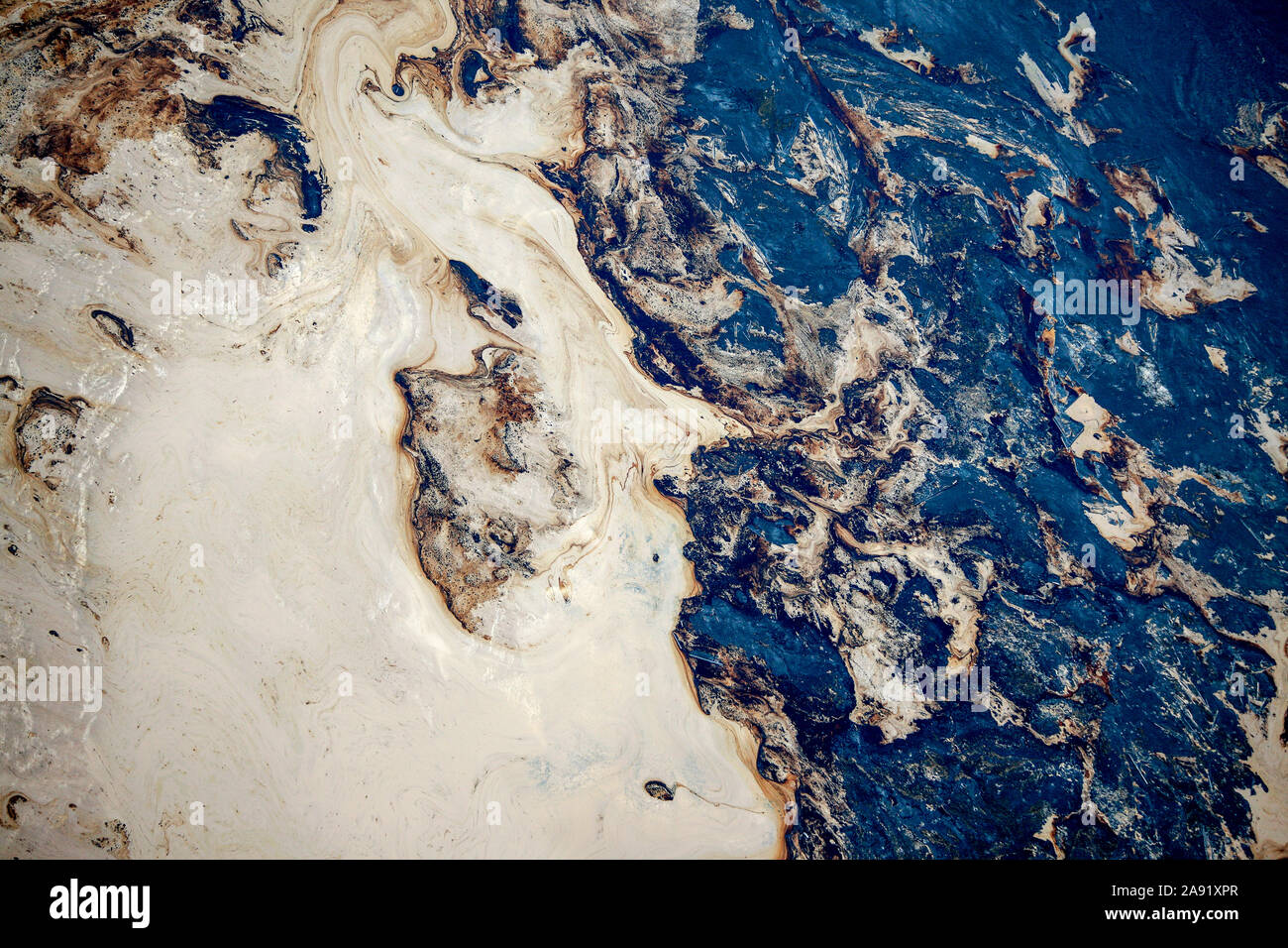 Detail aus einer der enormen Bergeteiche in Fort McMurray in Alberta, Kanada. Die Teiche sind unter der größte Mann, Strukturen in der Welt, die mehr als 175 Quadratkilometern. Sie stellen eine zusätzliche Herausforderung an die Oil Sands Produktion: auch nach Ende der Produktion, kann es bis zu 30 Jahre für den Schlick, die in den Teichen bis zu trocknen. Das kontaminierte Wasser ist giftig für alle Lebewesen. Die Athabasca Oil Sands Kaution gehört zu den größten in der Welt. Die Bitumen, auch allgemein namens tar (tar sands), enthält viele Kohlenwasserstoffe, sondern ist notorisch schwer zu extrahieren. Für jeden Stockfoto