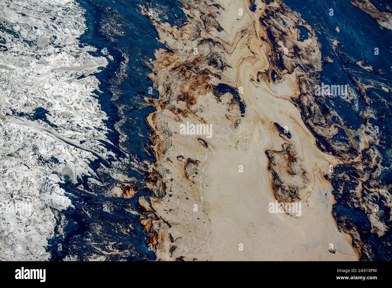 Detail aus einer der enormen Bergeteiche in Fort McMurray in Alberta, Kanada. Die Teiche sind unter der größte Mann, Strukturen in der Welt, die mehr als 175 Quadratkilometern. Sie stellen eine zusätzliche Herausforderung an die Oil Sands Produktion: auch nach Ende der Produktion, kann es bis zu 30 Jahre für den Schlick, die in den Teichen bis zu trocknen. Das kontaminierte Wasser ist giftig für alle Lebewesen. Die Athabasca Oil Sands Kaution gehört zu den größten in der Welt. Die Bitumen, auch allgemein namens tar (tar sands), enthält viele Kohlenwasserstoffe, sondern ist notorisch schwer zu extrahieren. Für jeden Stockfoto