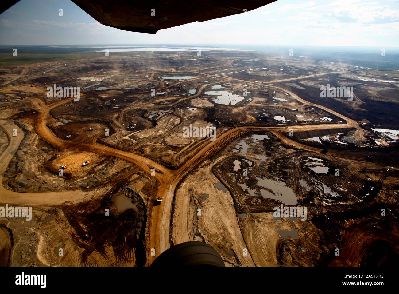 Ausgrabungen von Öl Sand an einem der Öl sand Gruben in Fort McMurray in Alberta, Kanada. Die Athabasca Oil Sands Kaution gehört zu den größten in der Welt. Die Bitumen, auch allgemein namens tar (tar sands), enthält viele Kohlenwasserstoffe, sondern ist notorisch schwer zu extrahieren. Auf 100 BTU von Energie gewonnen, 70 BTU ist in den Prozess verloren. Allein im Jahr 2011, der Ölsand in Kanada produziert 55 Millionen Tonnen "Treibhausgasemissionen". Die acht Prozent der gesamten Emissionen Kanadas. Stockfoto