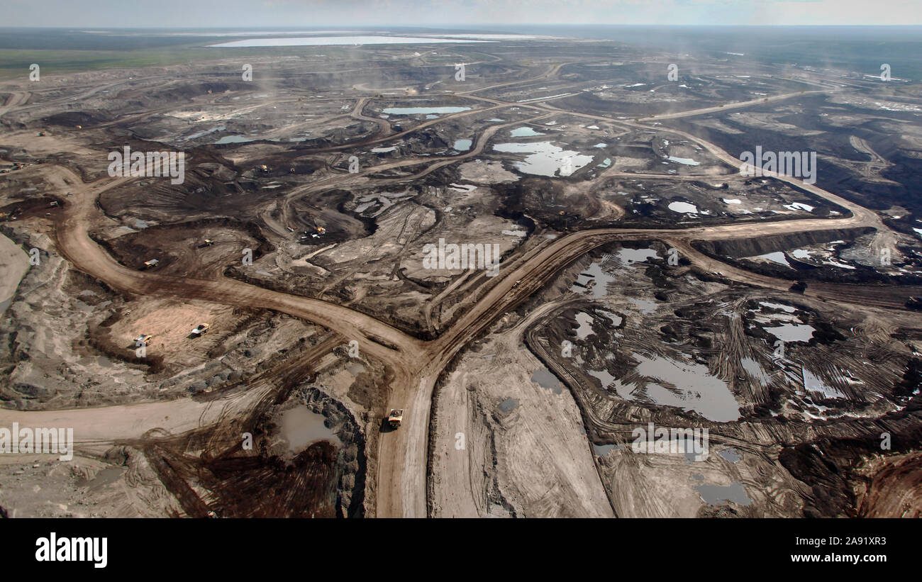 Ausgrabungen von Öl Sand an einem der Öl sand Gruben in Fort McMurray in Alberta, Kanada. Die Athabasca Oil Sands Kaution gehört zu den größten in der Welt. Die Bitumen, auch allgemein namens tar (tar sands), enthält viele Kohlenwasserstoffe, sondern ist notorisch schwer zu extrahieren. Auf 100 BTU von Energie gewonnen, 70 BTU ist in den Prozess verloren. Allein im Jahr 2011, der Ölsand in Kanada produziert 55 Millionen Tonnen "Treibhausgasemissionen". Die acht Prozent der gesamten Emissionen Kanadas. Stockfoto