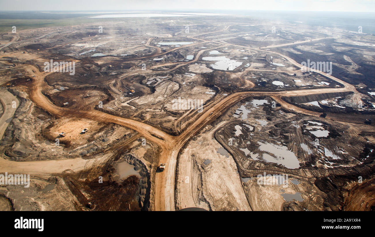 Ausgrabungen von Öl Sand an einem der Öl sand Gruben in Fort McMurray in Alberta, Kanada. Die Athabasca Oil Sands Kaution gehört zu den größten in der Welt. Die Bitumen, auch allgemein namens tar (tar sands), enthält viele Kohlenwasserstoffe, sondern ist notorisch schwer zu extrahieren. Auf 100 BTU von Energie gewonnen, 70 BTU ist in den Prozess verloren. Allein im Jahr 2011, der Ölsand in Kanada produziert 55 Millionen Tonnen "Treibhausgasemissionen". Die acht Prozent der gesamten Emissionen Kanadas. Stockfoto