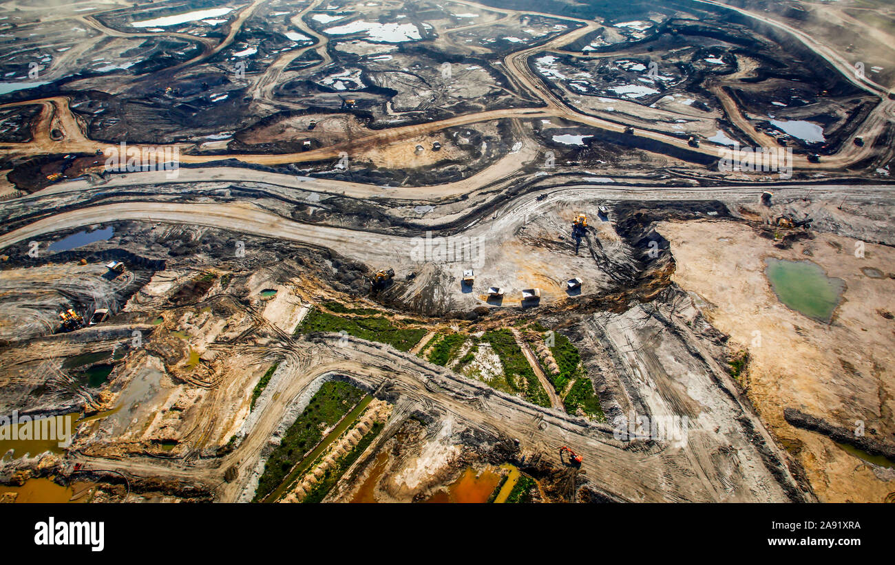 Ausgrabungen von Öl Sand an einem der Öl sand Gruben in Fort McMurray in Alberta, Kanada. Die Athabasca Oil Sands Kaution gehört zu den größten in der Welt. Die Bitumen, auch allgemein namens tar (tar sands), enthält viele Kohlenwasserstoffe, sondern ist notorisch schwer zu extrahieren. Auf 100 BTU von Energie gewonnen, 70 BTU ist in den Prozess verloren. Allein im Jahr 2011, der Ölsand in Kanada produziert 55 Millionen Tonnen "Treibhausgasemissionen". Die acht Prozent der gesamten Emissionen Kanadas. Stockfoto
