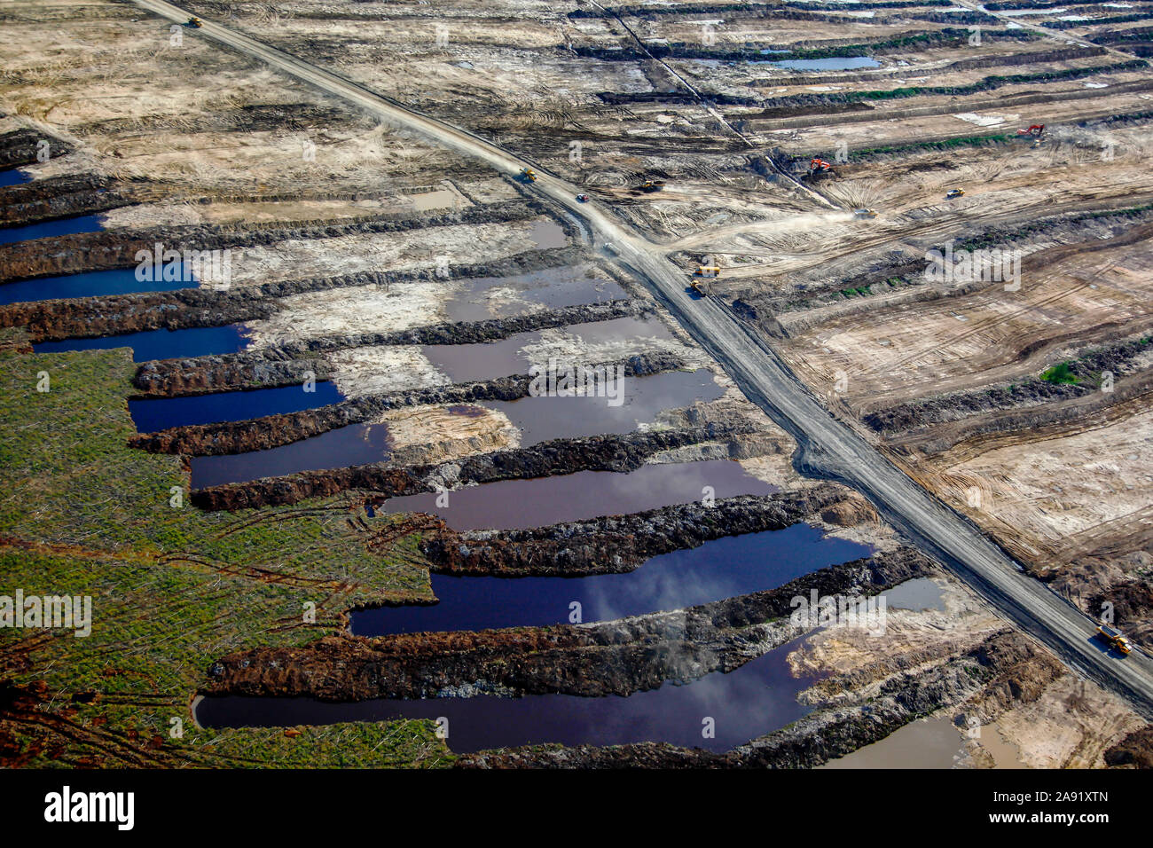 Ausgrabungen von Öl Sand an einem der Öl sand Gruben in Fort McMurray in Alberta, Kanada. Die Athabasca Oil Sands Kaution gehört zu den größten in der Welt. Die Bitumen, auch allgemein namens tar (tar sands), enthält viele Kohlenwasserstoffe, sondern ist notorisch schwer zu extrahieren. Auf 100 BTU von Energie gewonnen, 70 BTU ist in den Prozess verloren. Allein im Jahr 2011, der Ölsand in Kanada produziert 55 Millionen Tonnen "Treibhausgasemissionen". Die acht Prozent der gesamten Emissionen Kanadas. Stockfoto