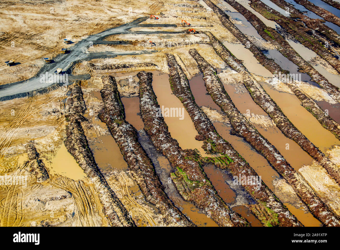 Ausgrabungen von Öl Sand an einem der Öl sand Gruben in Fort McMurray in Alberta, Kanada. Die Athabasca Oil Sands Kaution gehört zu den größten in der Welt. Die Bitumen, auch allgemein namens tar (tar sands), enthält viele Kohlenwasserstoffe, sondern ist notorisch schwer zu extrahieren. Auf 100 BTU von Energie gewonnen, 70 BTU ist in den Prozess verloren. Allein im Jahr 2011, der Ölsand in Kanada produziert 55 Millionen Tonnen "Treibhausgasemissionen". Die acht Prozent der gesamten Emissionen Kanadas. Stockfoto
