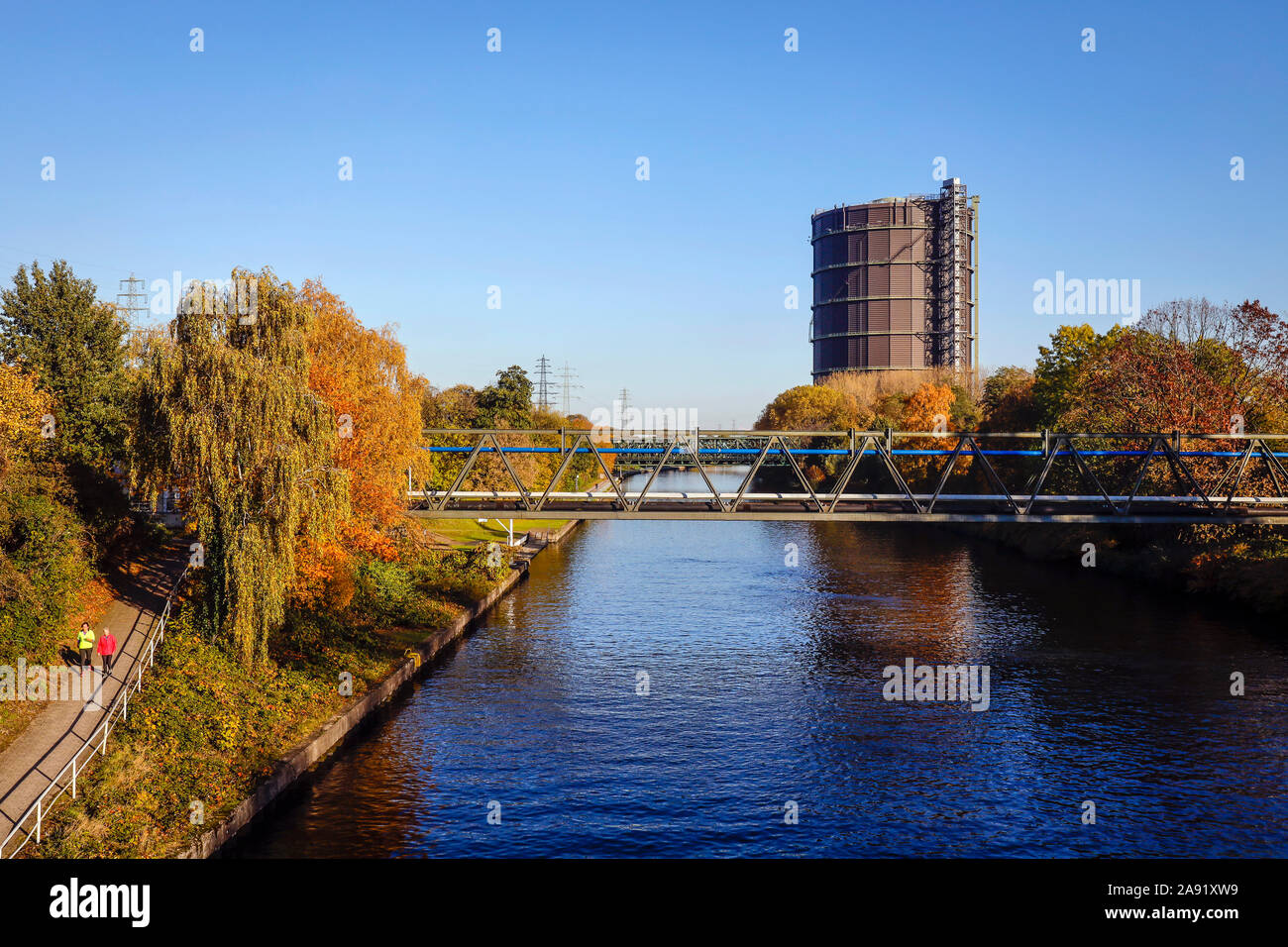 Oberhausen, Ruhrgebiet, Nordrhein-Westfalen, Deutschland - industrielle Landschaft, Rhein-Herne-Kanal, auf der rechten der Gasometer Oberhausen, eine industrielle Stockfoto