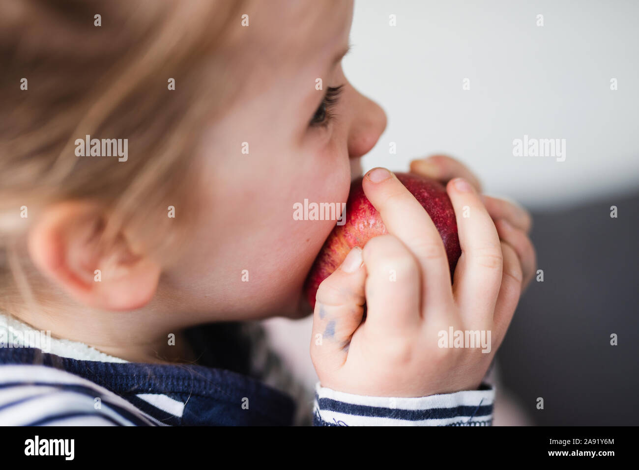 Mädchen zu essen Apfel Stockfoto