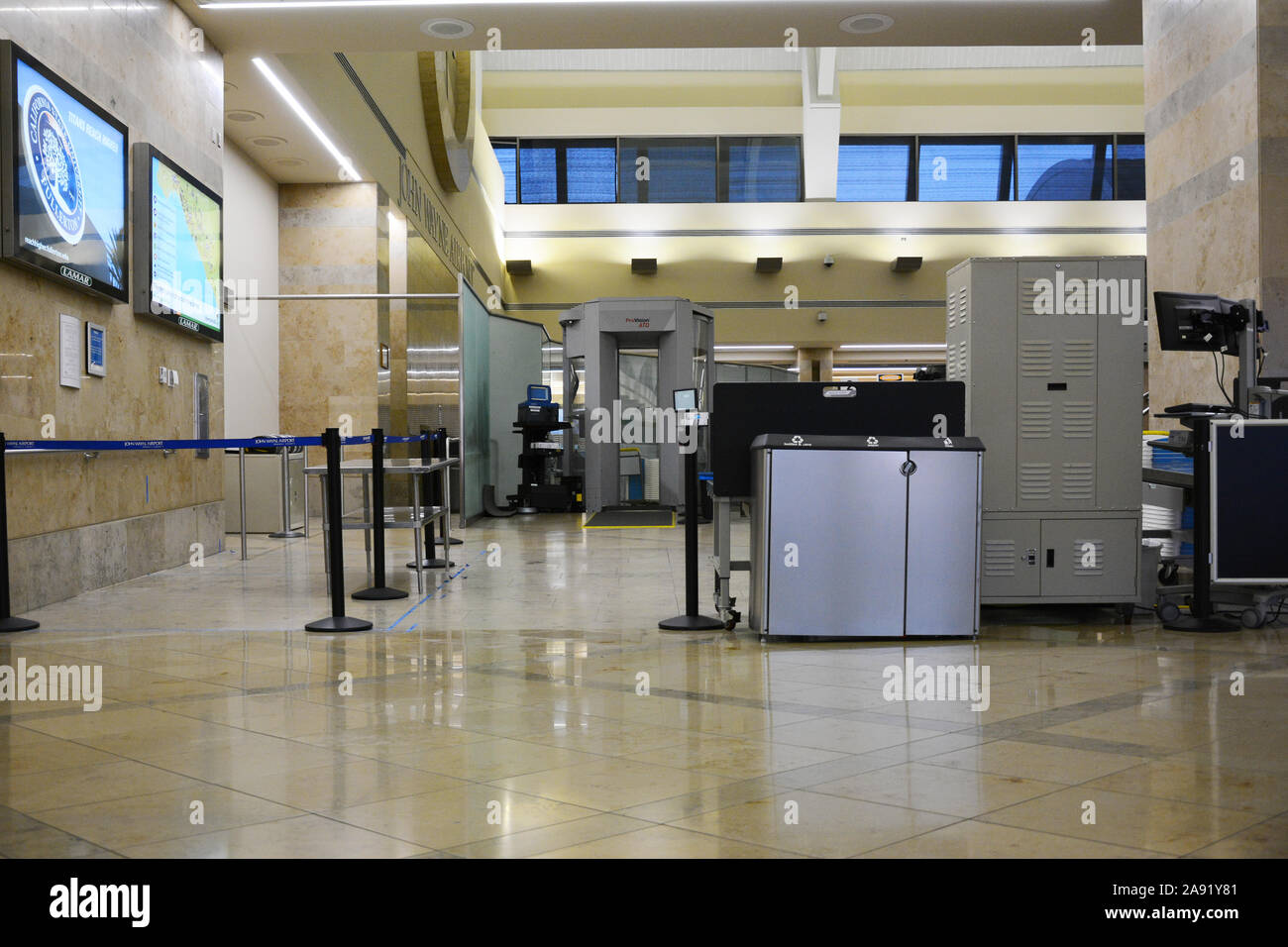 SANTA ANA, Kalifornien - 29 Okt 2019: TSA Siebfläche in der abflugebene an der John Wayne Airport (SNA). Stockfoto