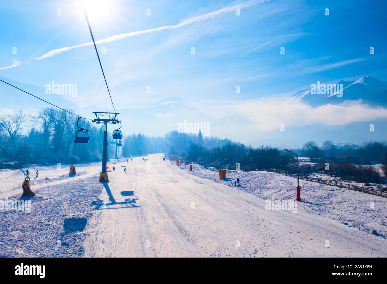 Bansko, Bulgarien Antenne winter Resort view mit Skipiste, Seilbahn Gondel Hütten und Berggipfel Stockfoto