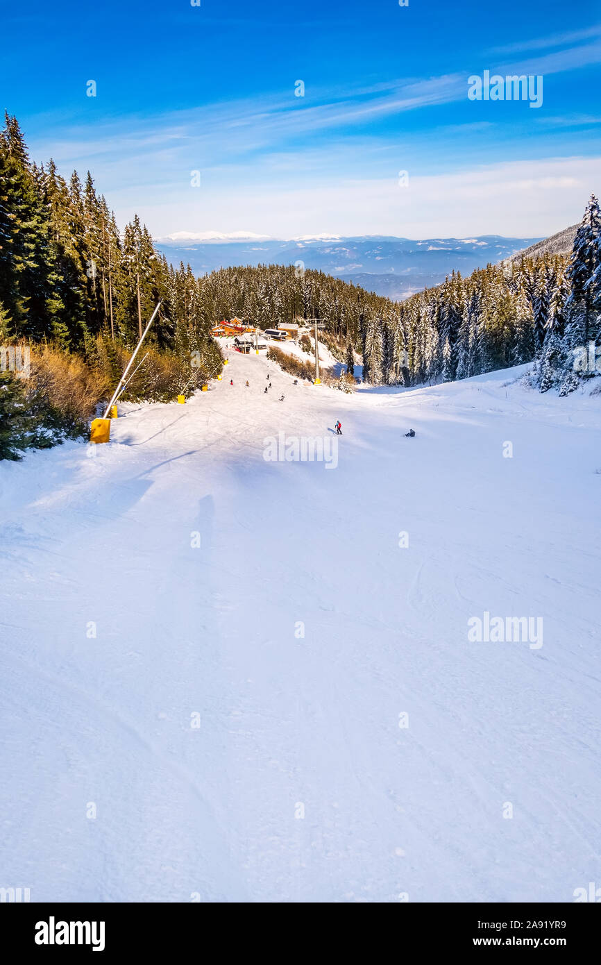 Bansko, Bulgarien ski resort Antenne Panoramablick mit Bergspitzen, Kiefern, Skipiste, Restaurants und Skilifte Stockfoto