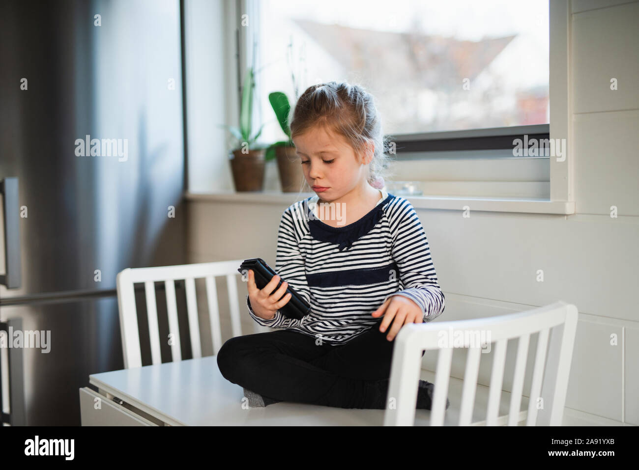 Mädchen mit Handy Stockfoto