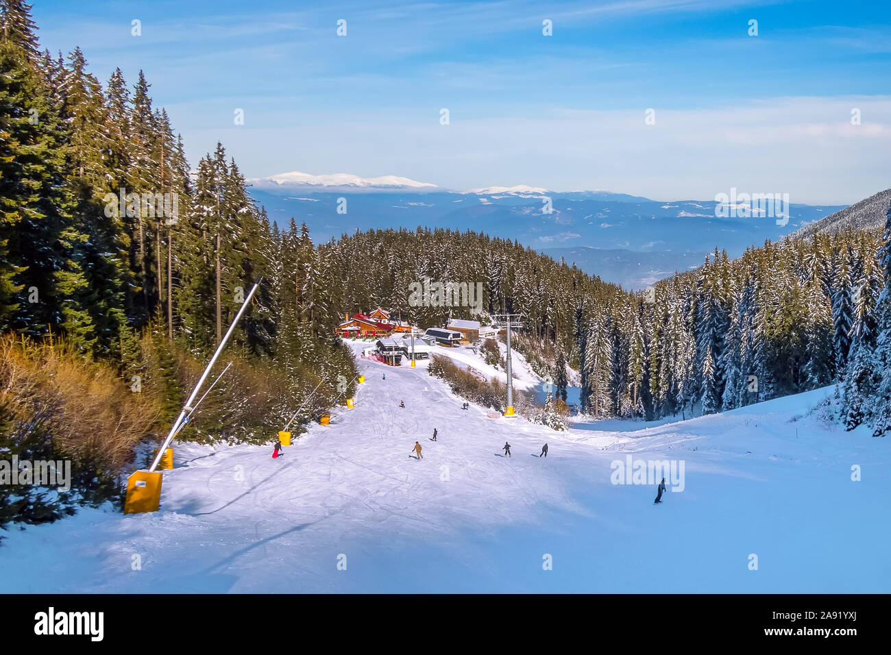 Bansko, Bulgarien ski resort Panorama mit Bergspitzen, Kiefern, Skipiste, Restaurants und Skilifte Stockfoto
