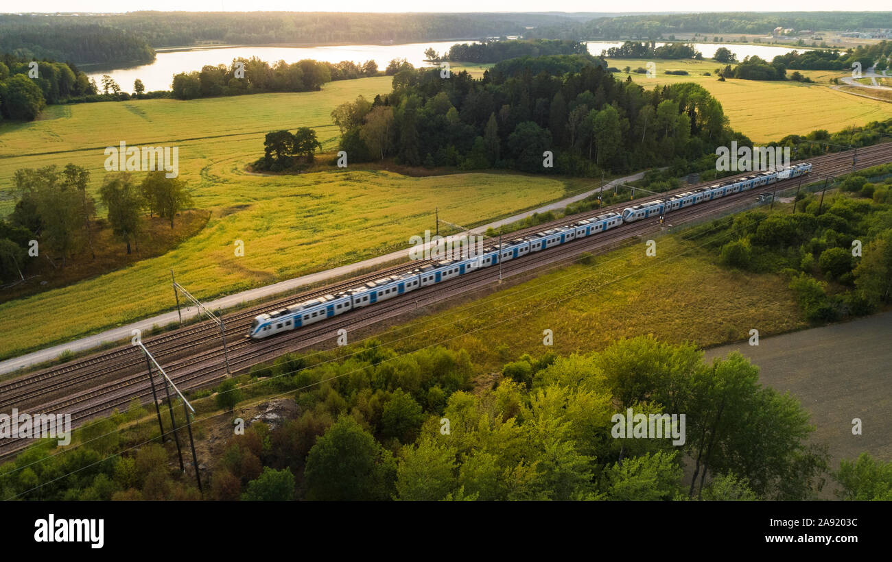 Zug auf Schienen, Luftaufnahme Stockfoto
