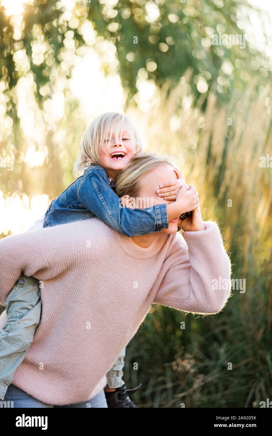 Glückliche Mutter mit Sohn Stockfoto