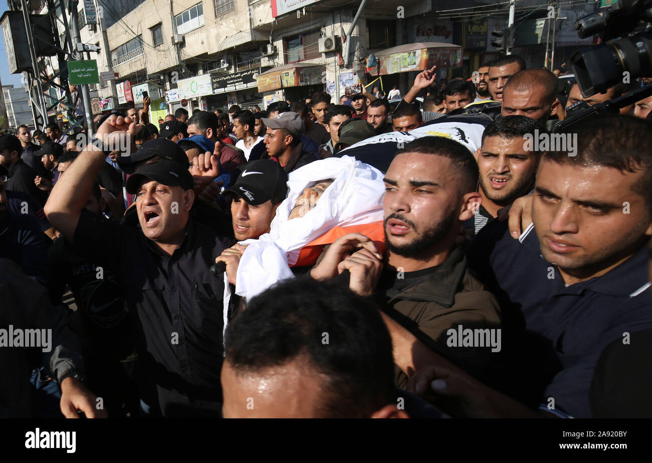 Gaza, Gaza. 12 Nov, 2019. Trauernde skandieren Parolen, wie sie der Körper des Palästinensischen Islamischen Jihad Senior Leader Baha Abu al-Ata während seiner Beerdigung in Gaza Stadt am Dienstag am 12. November 2019 durchzuführen. Israels militärische getötet der Kommandant in einem gezielten Schlag auf seinem Haus im Gazastreifen und fordert Gegenmaßnahmen Raketen und die Angst vor einer schweren Eskalation der Gewalt. Foto von Ismael Mohamad/UPI Quelle: UPI/Alamy leben Nachrichten Stockfoto