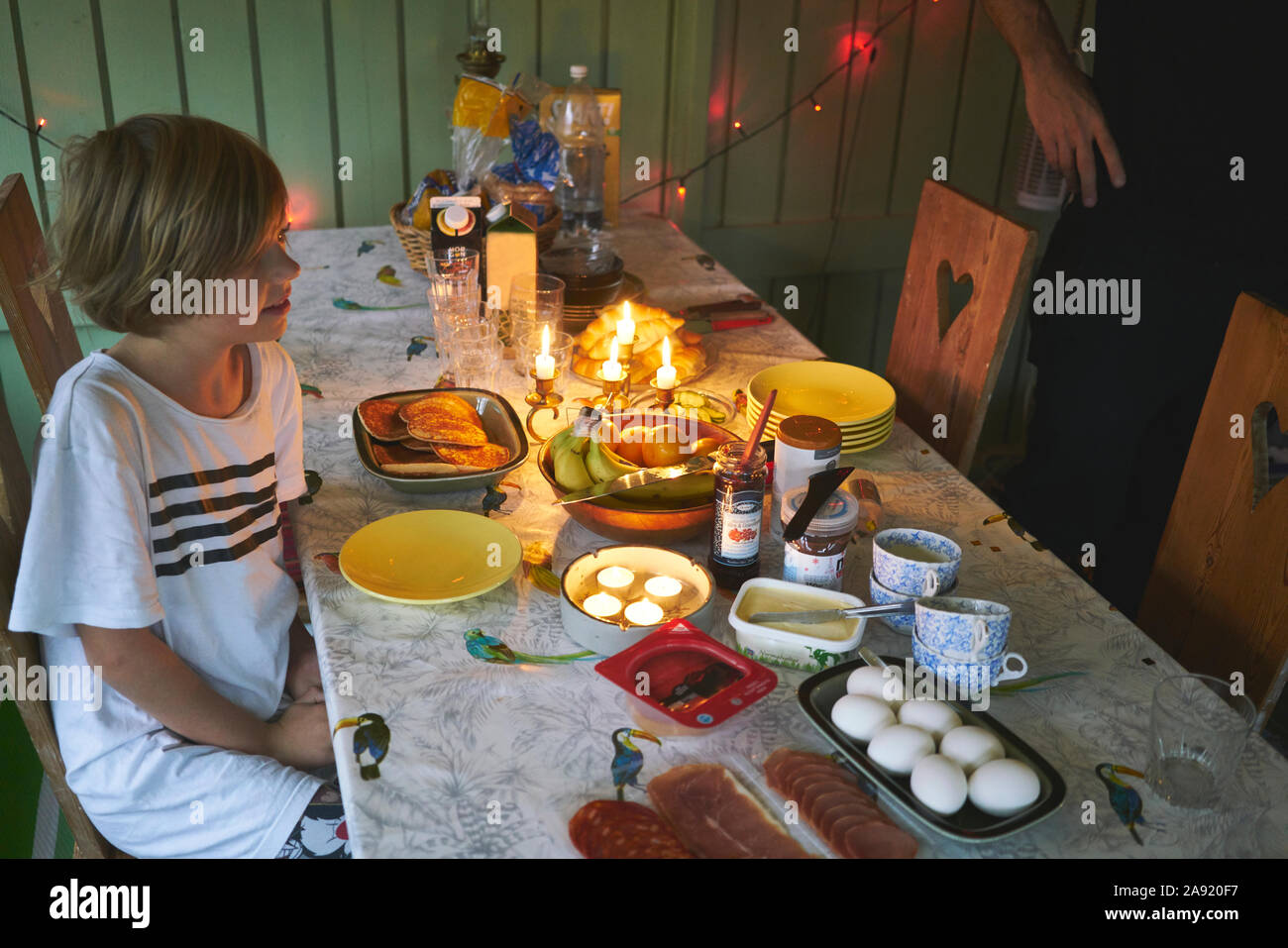 Junge sitzt am Tisch Stockfoto