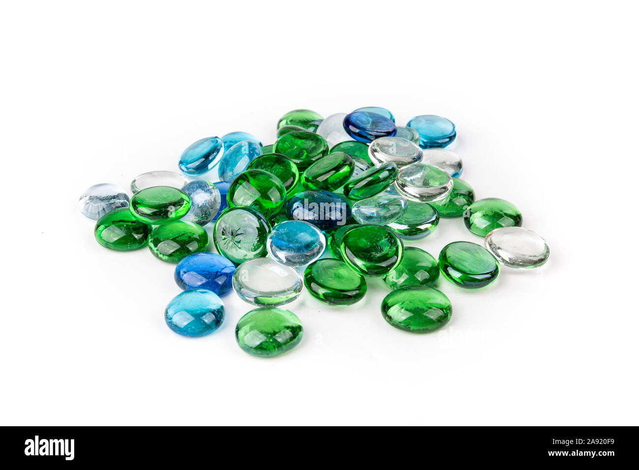 Haufen Grün Klar Weiß Blau Glas Pebbles Stockfoto