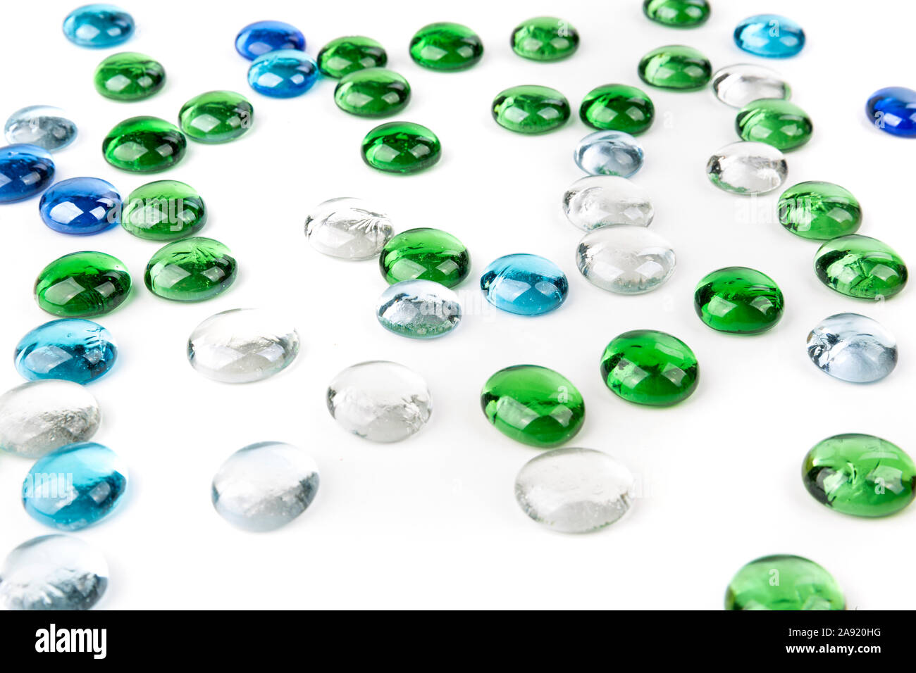 Haufen Grün Klar Weiß Blau Glas Pebbles Stockfoto