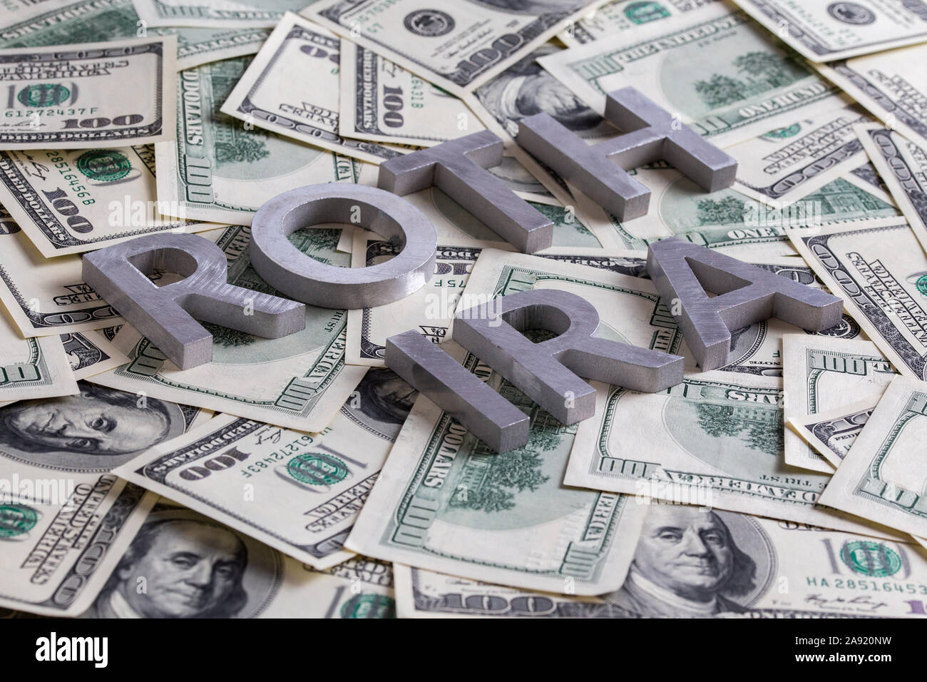 Die Worte ROTH IRA mit Aluminium Buchstaben auf den US-Dollar festgelegt Banknoten Hintergrund - mit selektiven Fokus und diagonale Komposition. Stockfoto Die Worte ROTH IRA mit Aluminium Buchstaben auf den US-Dollar festgelegt Banknoten Hintergrund - mit selektiven Fokus und diagonale Komposition. Stockfoto