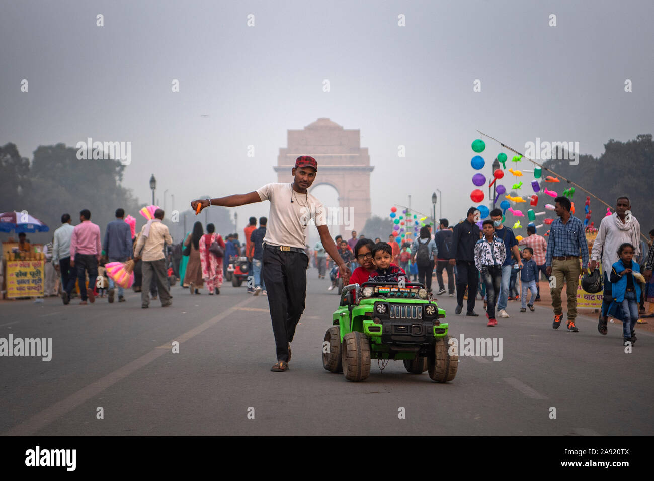 Besucher India Gate in Neu Delhi, Indien. Der Prinz von Wales wird das Land diese Woche besuchen. Stockfoto