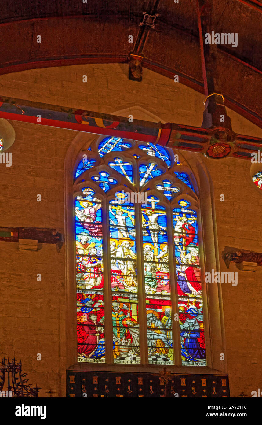 Glasfenster, katholische Kapelle, bunt, religiöse Kunst, Hotel Dieu, ehemaligen Krankenhaus für Arme, 1443, Burgund, Beaune, Frankreich, vertikal Stockfoto