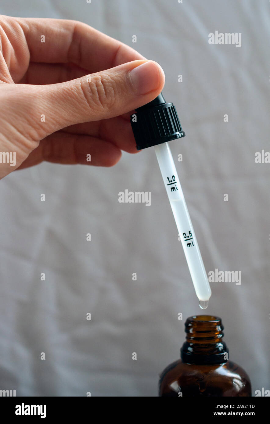 Eine Pipette/Dropper mit Milliliter Markierungen Abfüllen ein Tropfen Lösung/Medizin/Vitamin/ergänzen Stockfoto