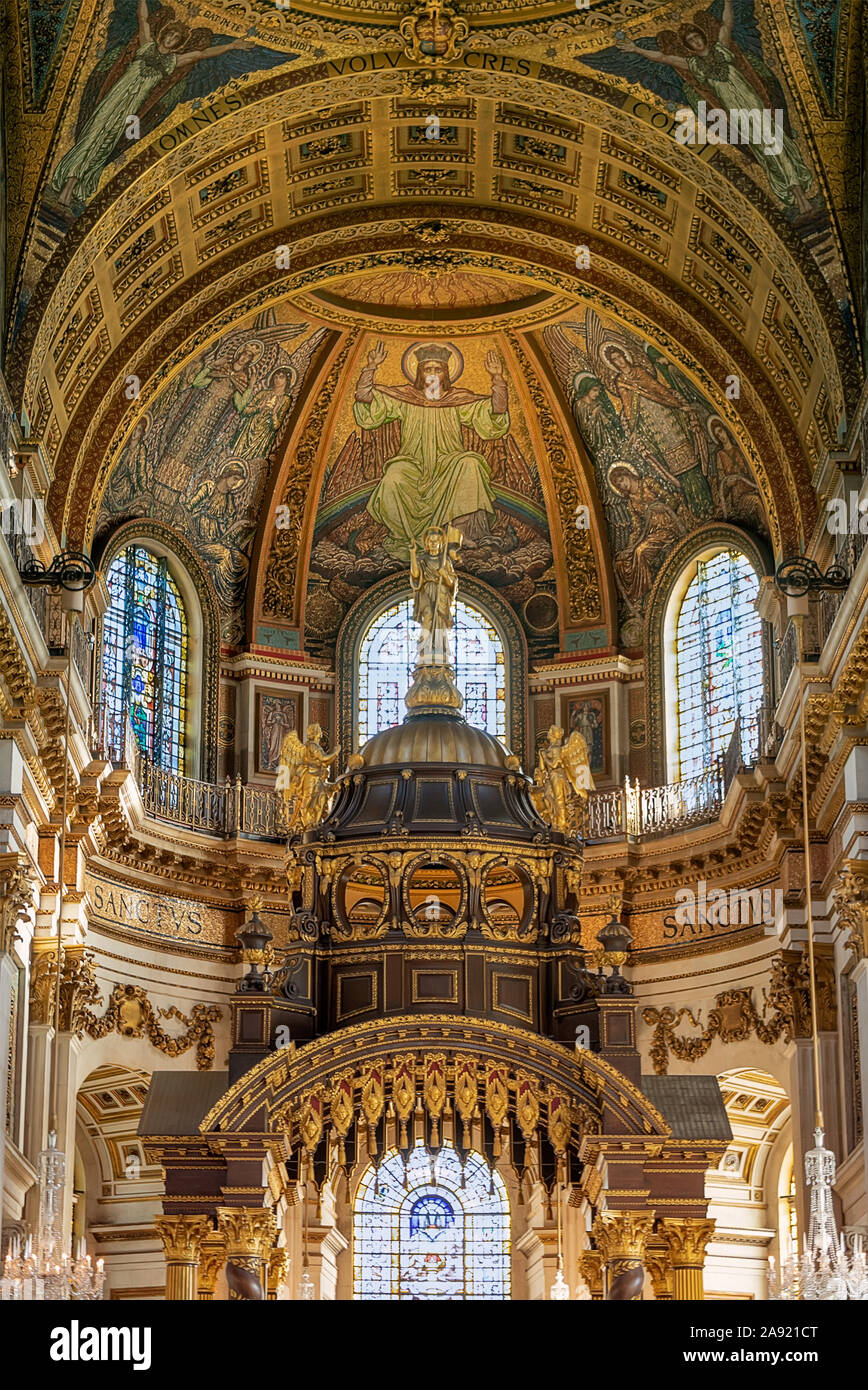 St. Paul Kathedrale. Splendid innerhalb des Hl. Paulus catherdal. Erstaunlich, Altar, Fresken und Kuppel Stockfoto