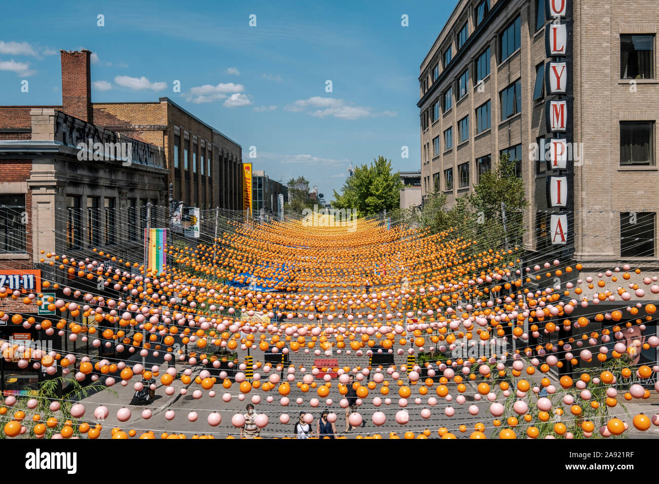 Farbe Kugeln Übergabe von St. Catherine Street in Montreal, Quebec Stockfoto