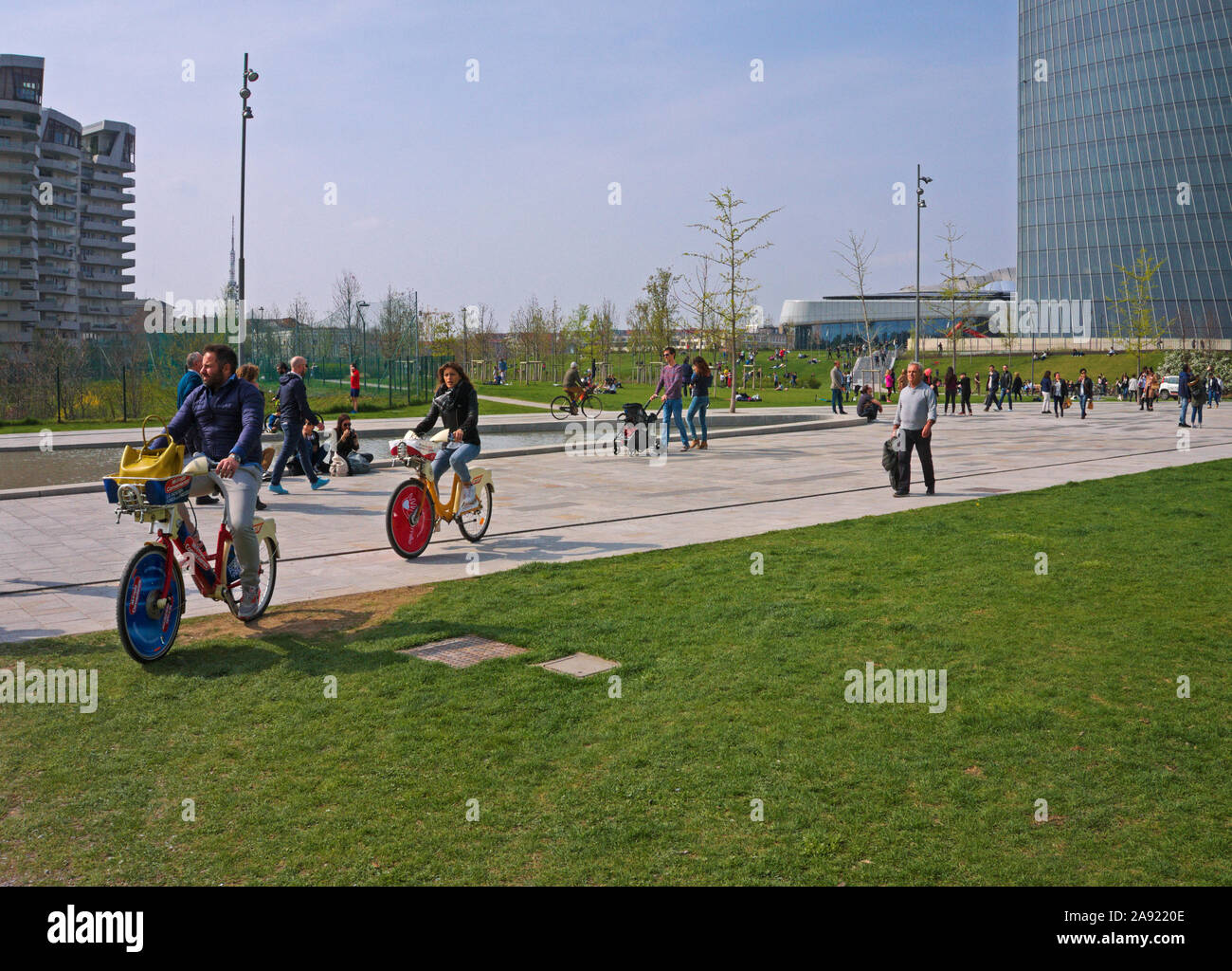 Die Menschen in den Park von Citylife Komplex in Mailand, Italien Stockfoto