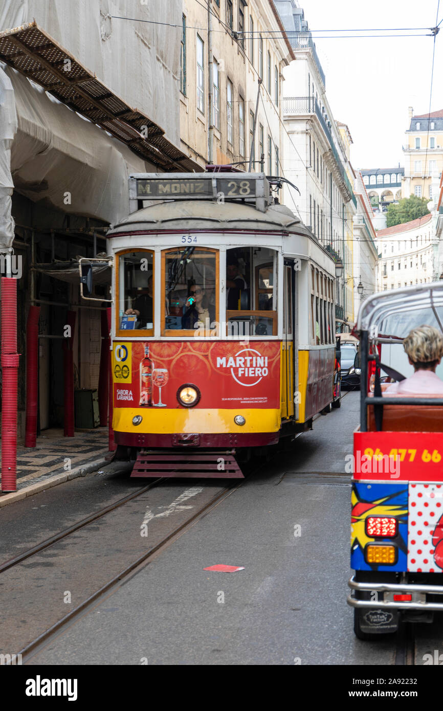 Historische rote Straßenbahn Tour "7 Hügel" Lissabon: Hop on-Hop Off & malerischen Vierteln. Stockfoto
