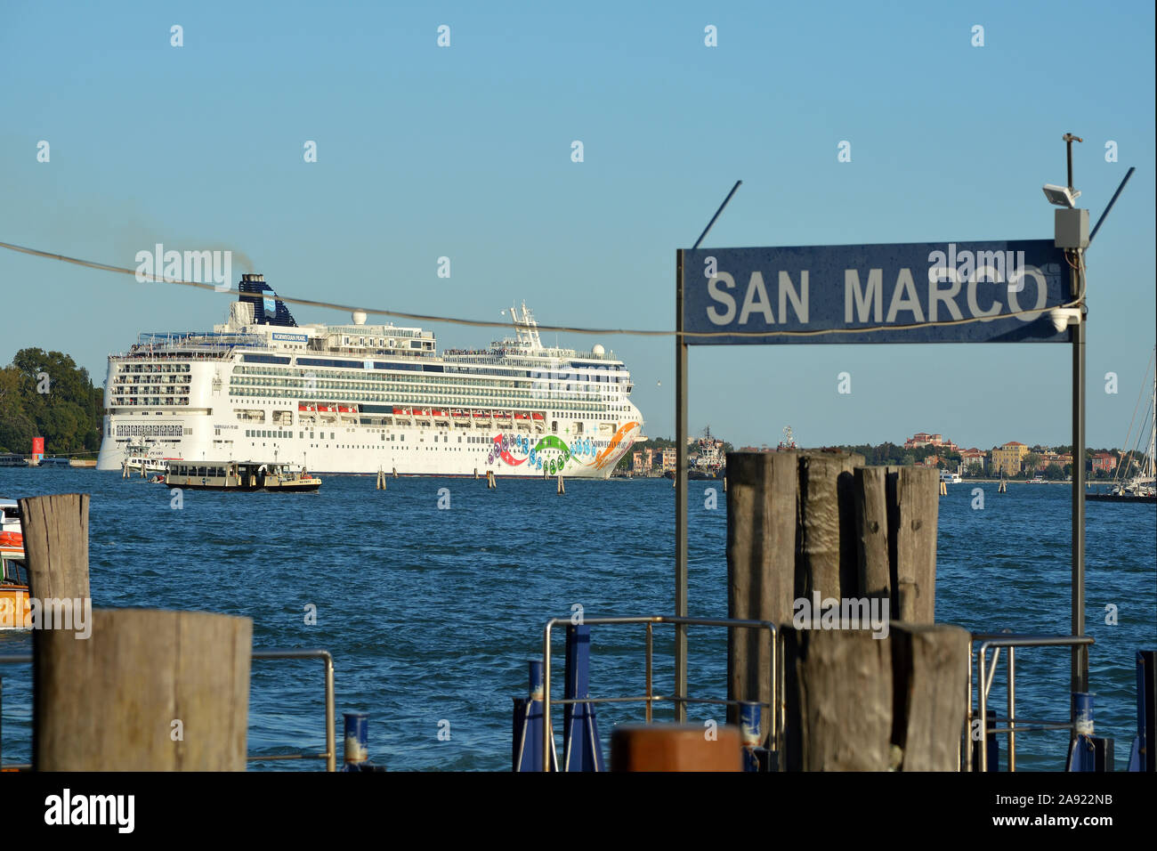 Schiff in der Lagune vor San Marco in Venedig - Italien. Stockfoto