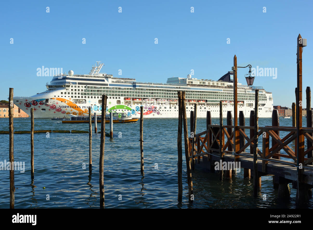 Schiff in der Lagune vor San Marco in Venedig - Italien. Stockfoto