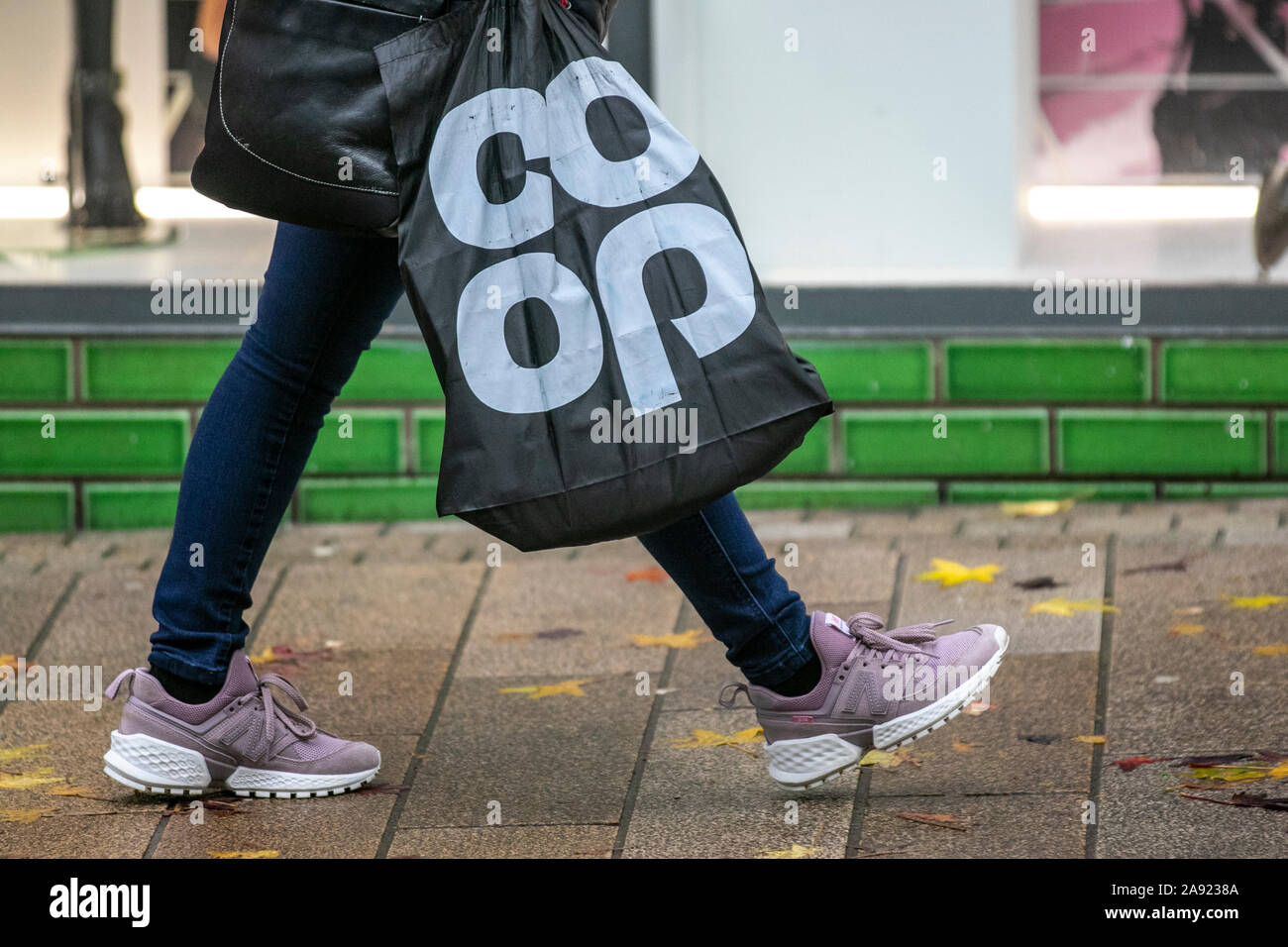 Co-op 100% recycelter Kunststoff wiederverwendbarer Supermarkt Taschen für Leben, Fishergate, Preston, Großbritannien Stockfoto